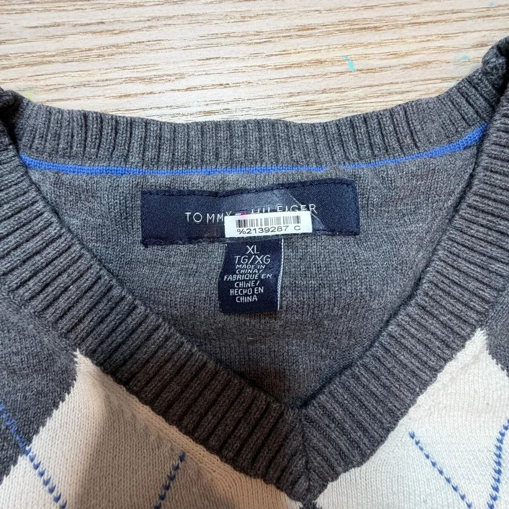 TOMMY HILFIGER Sweater Men XL V Neck Argyle Gray & White‎ Cotton